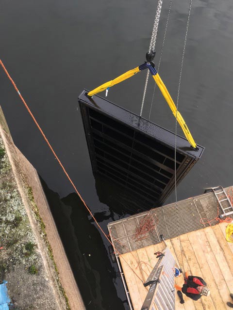 Montage und Absenkung eines Grundablass im Wasserbau – Tauchservice Naue bei Unterwasserarbeiten an einer Talsperre zur Wartung und Instandsetzung technischer Anlagen.