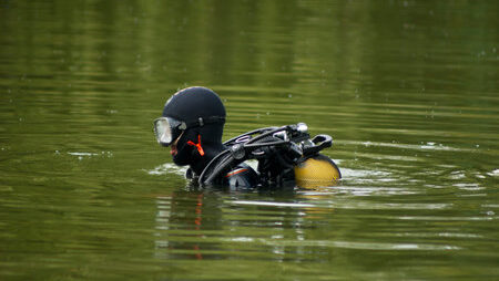 Berufstaucher mit Helm und Spezialausrüstung bei Unterwasserschweißarbeiten in einem Brunnenrohr – professionelle Industrietauch- und Bergungsarbeiten von Tauchservice Naue in Berlin.